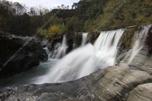 photographie d'une cascade d'eau