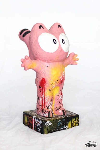 Sculpture of the Pink Cat like real street-art